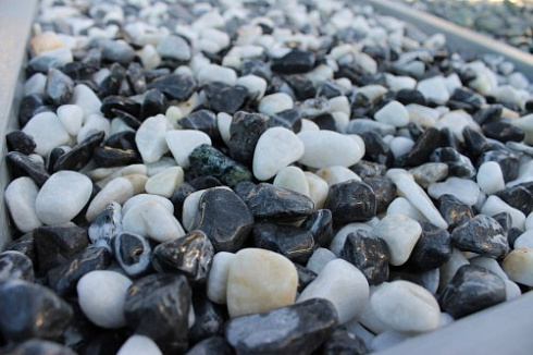 Kamenclub.ru: Мраморная крошка (щебень галтованный микс:белый-черный) фр.10-20 мм.  купить в Новосибирске мрамор белый, черный окатанные округлые декоративные ландшафтные камни щебня 15500 руб/т   фото КАМЕНЬ КЛУБ