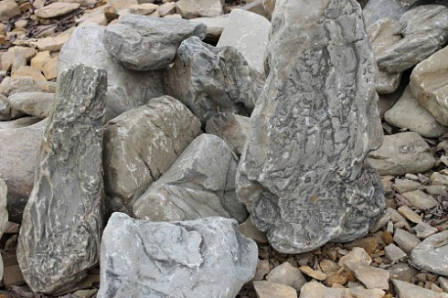 Kamenclub.ru: Песчаник декоративный ландшафтный (фр. 300-500 мм)  купить в Новосибирске песчаник желтый рыжий серый зеленый валун речной окатанный природный песчаника 4 500 руб/т   фото КАМЕНЬ КЛУБ