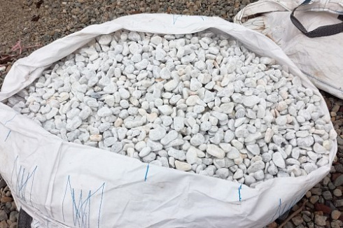 Kamenclub.ru: Мраморная крошка (щебень галтованный белый), фр.20-40 мм.  купить в Новосибирске мрамор белый бежевый молочный мраморный щебень декоративный 17000 руб/т   фото КАМЕНЬ КЛУБ