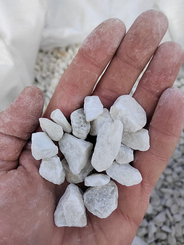 Kamenclub.ru: Мраморная крошка, щебень, цвет-белый, фр. 10-20 мм.  купить в Новосибирске мрамор белый, молочный айвори каменная ландшафтная декоративная крошка шебня 12000 руб/т   фото КАМЕНЬ КЛУБ