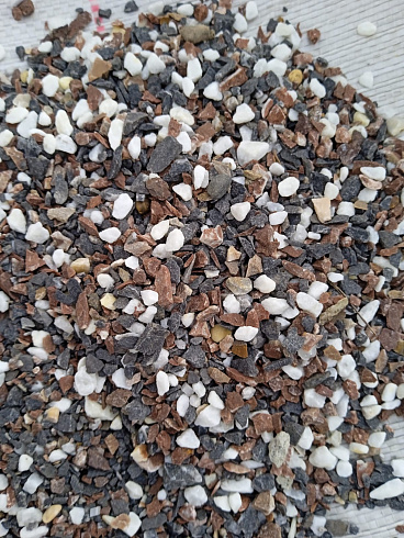 Kamenclub.ru: Мраморная крошка (щебень крошка микс : белый-черный-розовый) фр. 3-5 мм.  купить в Новосибирске мрамор белый, черный, розовый, разноцветный мраморная каменная крошка декорвтивная 12000 руб/т   фото КАМЕНЬ КЛУБ