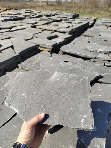 Kamenclub.ru: Песчаник пластушка светло-серый (2,0 см)  купить в Новосибирске плитняк- ластушка светло-серый, серый рваный ландшафтный плитняк колотый 13800 руб/м3   фото КАМЕНЬ КЛУБ