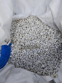 Kamenclub.ru: Мраморная крошка, щебень, цвет-белый, фр. 10-20 мм.  купить в Новосибирске мрамор белый, молочный айвори каменная ландшафтная декоративная крошка шебня 12000 руб/т   фото КАМЕНЬ КЛУБ