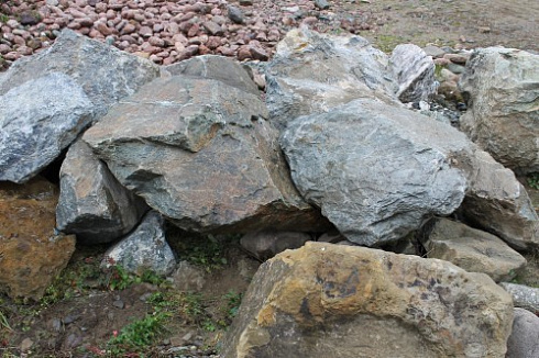 Kamenclub.ru: Змеевик скальник фр. 500-1500 мм.  купить в Новосибирске змеевик зеленый серый черный глыба скальная колотая 7500 руб/т   фото КАМЕНЬ КЛУБ