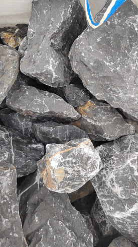 Kamenclub.ru: Черный мрамор скальник фр. 100-500 мм.  купить в Новосибирске мрамор черный белый серый крупный колотый валун ландшафтный 8500 руб/т   фото КАМЕНЬ КЛУБ