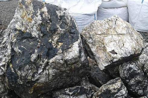 Kamenclub.ru: Черный гранит - кварцит фр. 100-500 мм.  купить в Новосибирске мрамор гранит черный с белыми прожилками, серый, белый валун скальный колотый 7000 руб/т   фото КАМЕНЬ КЛУБ