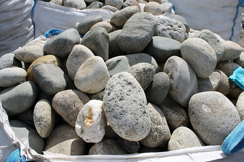 Kamenclub.ru: Речной валун (Ассорти) фр.100-300 мм.  купить в Новосибирске галечник серый, темно-серый, светло-серый речная галька крупных размеров 4200 руб/т   фото КАМЕНЬ КЛУБ