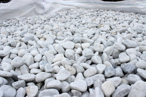 Kamenclub.ru: Мраморная крошка (щебень галтованный белый) фр.10-20 мм.  купить в Новосибирске мрамор белый, молочный, айвори окатанный округлый декоративный ландшафтный щебень 17000 руб/т   фото КАМЕНЬ КЛУБ