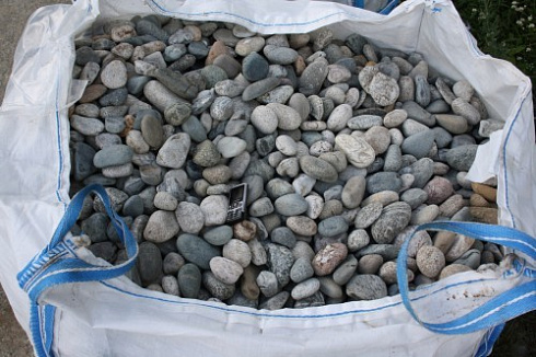 Kamenclub.ru: Галька речная окат (ассорти) фр. 50-100 мм. купить  в Новосибирске галька природная округлая серая белая черная серая коричневая синяя галька речная окатанная округлая 6200 руб/т   фото КАМЕНЬ КЛУБ