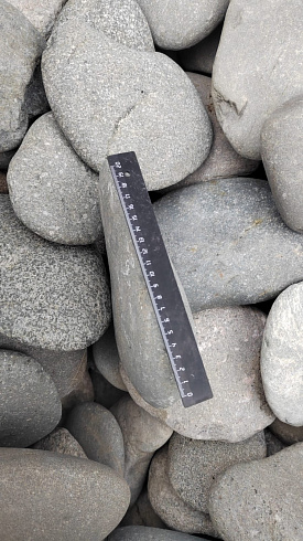 Kamenclub.ru: Галька речная плоская (темно-серая) фр. 70-150 мм. купить  в Новосибирске галечник природный темно-серый серый синий речная плоская природная окатанная  9000 руб/т   фото КАМЕНЬ КЛУБ