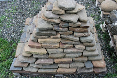 Kamenclub.ru: Песчаник галтованный для облицовки (фр. 2-5 см)  купить в Новосибирске песчник рыжий желтый серый песчаник окатанный речной 6 000 руб/т   фото КАМЕНЬ КЛУБ