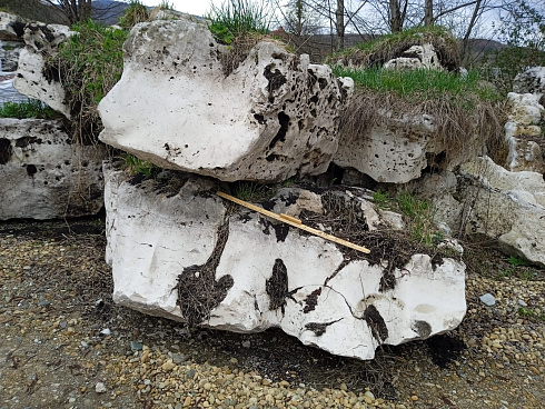 Kamenclub.ru: Выветренный известняк (степной) фр. 500-1500 мм.  купить в Новосибирске    10000 руб/т   фото КАМЕНЬ КЛУБ