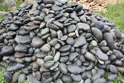 Kamenclub.ru: Темно-серый валунчик фр.100-300 мм.  купить в Новосибирске крупный природный камень серый, темно-серый, светло-серый речная галька большого размера окатанная 4500 руб/т   фото КАМЕНЬ КЛУБ