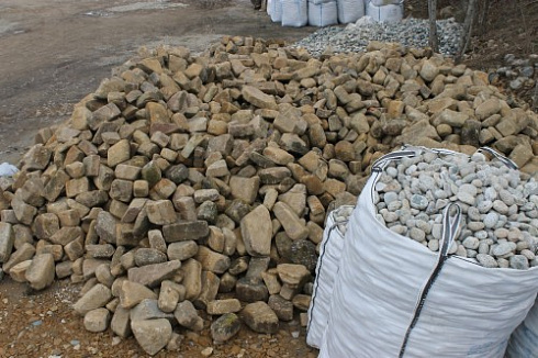 Kamenclub.ru: Песчаник для строительства и кладки блочный (фр 100-200 мм)  купить в Новосибирске песчаник бежевый серый рыжий валун мелкий для строительства песчаник 6500 руб/т   фото КАМЕНЬ КЛУБ