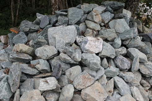 Kamenclub.ru: Гранит скальник (серо-зеленый) фр. 100-500 мм.  купить в Новосибирске гранит зеленый, серый, салатовый крупный ландшафтный валун 6 000 руб/т   фото КАМЕНЬ КЛУБ