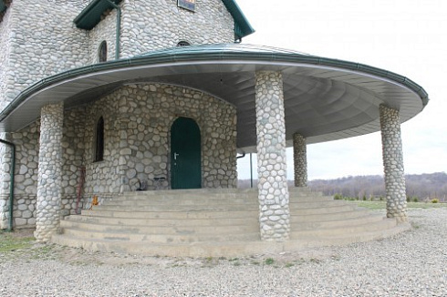 Kamenclub.ru: Галька речная плоская (бело-серая) фр. 100-200-300 мм. купить  в Новосибирске галька речная плоская серый, белый, бело-серый, серо-белый речная галька плоская  9000 руб/т   фото КАМЕНЬ КЛУБ