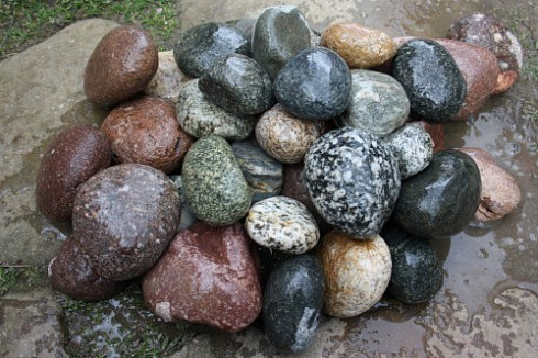 Kamenclub.ru: Галька окат (цветная картошка) фр. 50-100 мм. купить  в Новосибирске галька природная окатанная серый белый цветной синий темно-серый коричневый округлый галечник окатанный 6800 руб/т   фото КАМЕНЬ КЛУБ