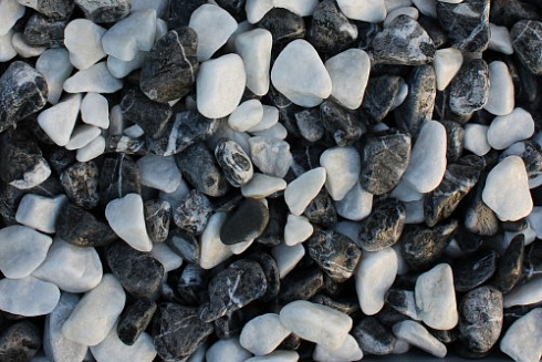 Kamenclub.ru: Мраморная крошка (щебень галтованный микс:зеленый-черный) фр.10-20 мм.  купить в Новосибирске мрамор зеленый, черный декоративные ландшафтные окатанные округлые камни щебня 14500 руб/т   фото КАМЕНЬ КЛУБ