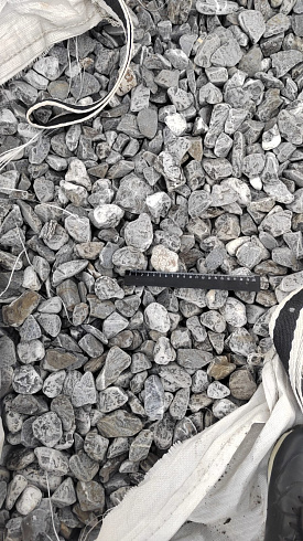 Kamenclub.ru: Щебень галтованный черный (мрамор) фр.40-70 мм.  купить в Новосибирске мрамор черный с белыми прожилками, черный, белый щебень галтованный округлый 13500 руб/т   фото КАМЕНЬ КЛУБ