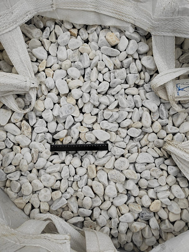 Kamenclub.ru: Мраморная крошка (щебень галтованный белый) фр.40-70 мм.  купить в Новосибирске мрамор белый молочный айвори окатанный округлый природный камень 17000 руб/т   фото КАМЕНЬ КЛУБ