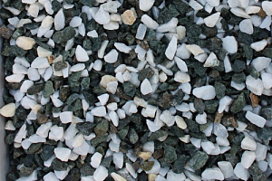 Kamenclub.ru: Мраморная крошка (щебень крошка микс: белый-зеленый) фр. 10-20 мм.  купить в Новосибирске мрамор белый, зеленый каменная ландшафтная декоративная крошка щебня 9500 руб/т   фото КАМЕНЬ КЛУБ