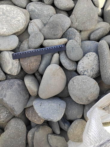 Kamenclub.ru: Галька речная плоская (серо-белая) фр. 70-120 мм. купить  в Новосибирске галька галечник речной серый, белый окатанная плоская  природная галька 9000 руб/т   фото КАМЕНЬ КЛУБ