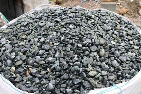 Kamenclub.ru: Щебень галтованный зеленый (змеевик) фр. 20-40 мм.  купить в Новосибирске мрамор зеленый, салатовый оголтованный щебень мраморный 12500 руб/т   фото КАМЕНЬ КЛУБ