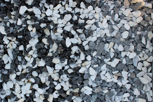 Kamenclub.ru: Мраморная крошка (щебень крошка микс : черный-белый) фр. 10-20 мм.  купить в Новосибирске мрамор белый, черный каменная декоративная крошка ландшафтная 12000 руб/т   фото КАМЕНЬ КЛУБ