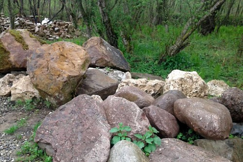 Kamenclub.ru: Конгломераты фр. 300-1000 мм.  купить в Новосибирске кварц мрамор диабаз коричневый, серый зеленоватый речной валун крупный 6500 руб/т   фото КАМЕНЬ КЛУБ