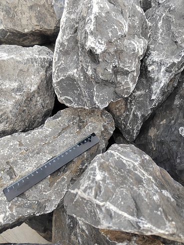 Kamenclub.ru: Черный мрамор скальник фр. 100-500 мм.  купить в Новосибирске мрамор черный белый серый крупный колотый валун ландшафтный 8500 руб/т   фото КАМЕНЬ КЛУБ