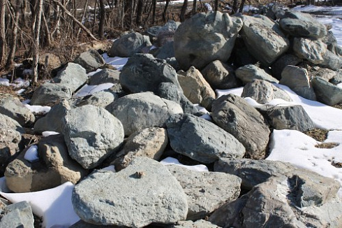 Kamenclub.ru: Гранит скальник (серо-зеленый) фр. 500-1500 мм.  купить в Новосибирске гранит мрамор  серый зеленый темно-серый глыба скальная колотая ландшафтная 7 500 руб/т   фото КАМЕНЬ КЛУБ