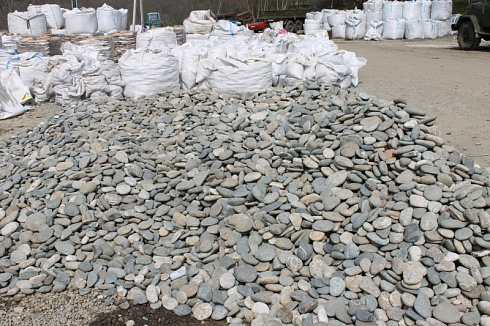 Kamenclub.ru: Галька речная плоская (серо-белая) фр. 70-120 мм. купить  в Новосибирске галька галечник речной серый, белый окатанная плоская  природная галька 9000 руб/т   фото КАМЕНЬ КЛУБ