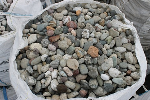 Kamenclub.ru: Галька окат (цветная картошка) фр. 50-100 мм. купить  в Новосибирске галька природная окатанная серый белый цветной синий темно-серый коричневый округлый галечник окатанный 6800 руб/т   фото КАМЕНЬ КЛУБ