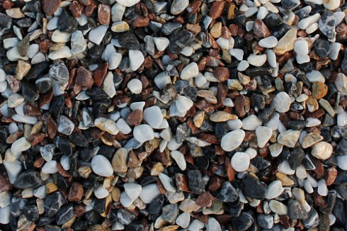 Kamenclub.ru: Мраморная крошка (щебень галтованный микс:белый-черный-розовый-медовый) фр.10-20 мм.  купить в Новосибирске мрамор белый, медовый, черный, розовый мраморный декоративный ландшафтный окатанный округлый галтованный щебень 15500 руб/т   фото КАМЕНЬ КЛУБ