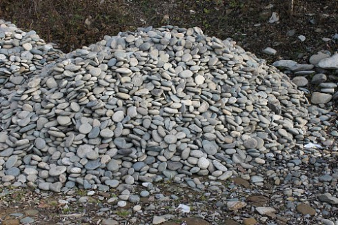 Kamenclub.ru: Галька речная плоская (ассорти) фр. 70-150 мм. купить  в Новосибирске галька галечник серый белый темно-серый синий светло-серый плоская природная галька  9000 руб/т   фото КАМЕНЬ КЛУБ