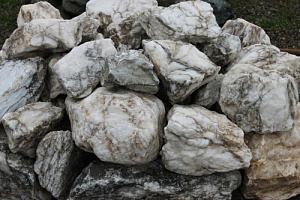 Kamenclub.ru: Мраморизированный известняк фр. 100-500 мм.  купить в Новосибирске известняк серый белый темно-серый сероватый валун природного образования окатанный 10500 руб/т   фото КАМЕНЬ КЛУБ