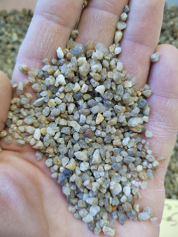 Кварцевый песок для площадок фр. 2-5 мм.  купить в Новосибирске фото Камень Клуб