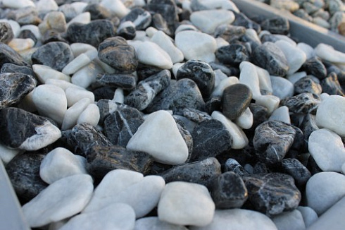 Kamenclub.ru: Мраморная крошка (щебень галтованный микс:: белый-черный) фр.20-40 мм  купить в Новосибирске мрамор белый, черный мраморный галтованный щебень 15500 руб/т   фото КАМЕНЬ КЛУБ