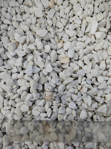 Kamenclub.ru: Мраморная крошка, щебень, цвет-белый, фр. 5-10 мм.  купить в Новосибирске мрамор белый, айвори, молочный мраморная каменная крошка ландшафтная 12000 руб/т   фото КАМЕНЬ КЛУБ