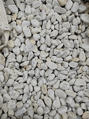 Kamenclub.ru: Мраморная крошка (щебень галтованный белый) фр.40-70 мм.  купить в Новосибирске мрамор белый молочный айвори окатанный округлый природный камень 17000 руб/т   фото КАМЕНЬ КЛУБ