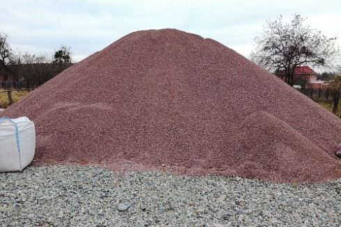 Kamenclub.ru: Мраморная крошка (щебень крошка розовый) фр. 5-10 мм.  купить в Новосибирске мрамор розовый, красный щебень колотый ландшафтный декоративный  11000 руб/т   фото КАМЕНЬ КЛУБ