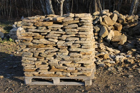 Kamenclub.ru: Песчаник колотый для облицовки (фр. 2-3 см)  купить в Новосибирске песчаник бежевый серый рыжий песчаник строительный 5000 руб/т   фото КАМЕНЬ КЛУБ