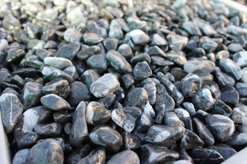 Kamenclub.ru: Щебень галтованный черный (мрамор) фр.10-20 мм.  купить в Новосибирске мрамор черный с белыми прожилками, черный, белый окатанный округлый ландшафтный декоративный щебень 15000 руб/т   фото КАМЕНЬ КЛУБ