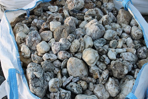 Kamenclub.ru: Кварцевый валунчик фр.100-300 мм.  купить в Новосибирске кварц белый, бежевый молочный рыжий крупный природный камень галечник 7850 руб/т   фото КАМЕНЬ КЛУБ