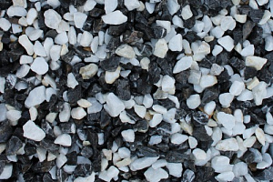 Kamenclub.ru: Мраморная крошка (щебень крошка микс : черный-белый) фр. 10-20 мм.  купить в Новосибирске мрамор белый, черный каменная декоративная крошка ландшафтная 12000 руб/т   фото КАМЕНЬ КЛУБ
