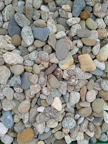 Kamenclub.ru: Галька горная речная окат (цветная) фр. 20-40 мм. купить  в Новосибирске галька речная серый синий бежевый белый окатанная речная галька ландшафтная 6800 руб/т   фото КАМЕНЬ КЛУБ