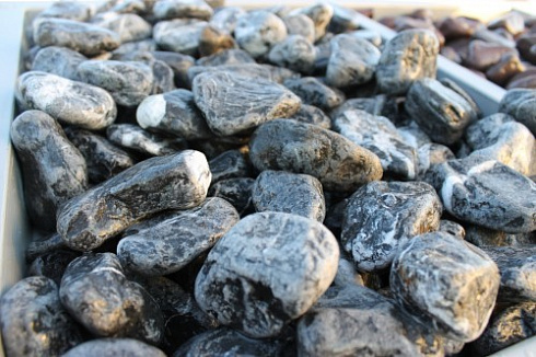 Kamenclub.ru: Щебень галтованный черный (мрамор) фр. 50-100 мм.  купить в Новосибирске мрамор черный с белыми прожилками щебень ландшафтный мраморный 15000 руб/т   фото КАМЕНЬ КЛУБ