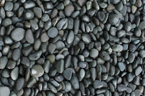 Kamenclub.ru: Галька речная окат (темно-серая) фр. 70-150 мм. купить  в Новосибирске галька речная темно-серая, синяя, серая речная галька округлая  8000 руб/т   фото КАМЕНЬ КЛУБ