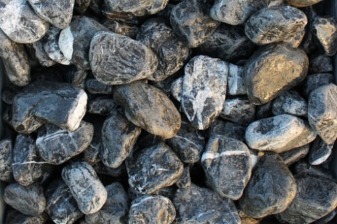 Kamenclub.ru: Щебень галтованный черный (мрамор) фр. 50-100 мм.  купить в Новосибирске мрамор черный с белыми прожилками щебень ландшафтный мраморный 15000 руб/т   фото КАМЕНЬ КЛУБ