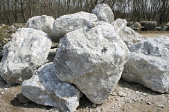 Kamenclub.ru: Мраморизированный известняк фр.500-1500 мм.  купить в Новосибирске    10000 руб/т   фото КАМЕНЬ КЛУБ